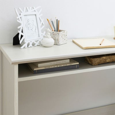 資料やPCを収納できる中棚付き