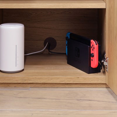 Wi-Fiルーターやゲーム機の収納ができる配線穴付き