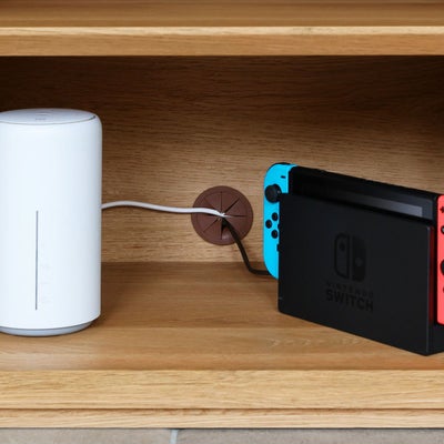 Wi-Fiルーターやゲーム機の収納ができる配線穴付き