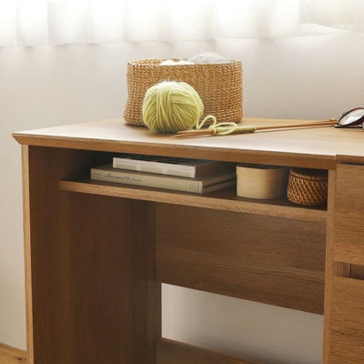 教科書やタブレットなどを収納できる中棚付き