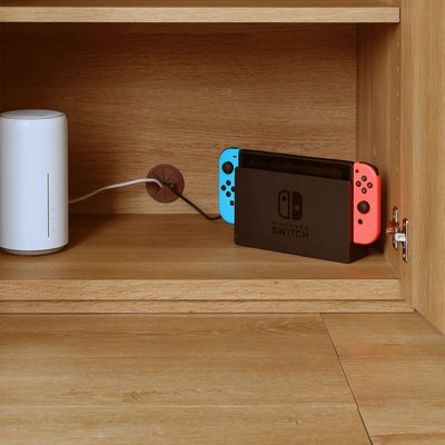 Wi-Fiルーターやゲーム機の収納ができる配線穴付き