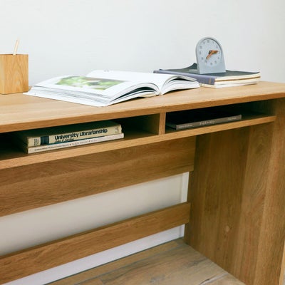 教科書やタブレットなどを収納できる中棚付き