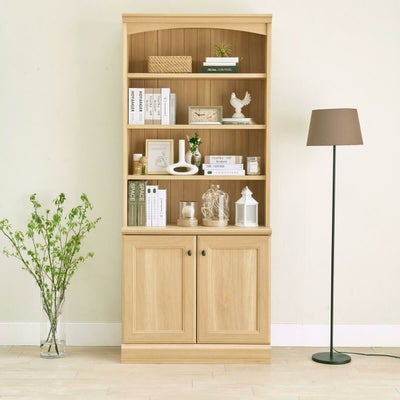 大きなフレームのような棚で雑貨のディスプレイを楽しんで