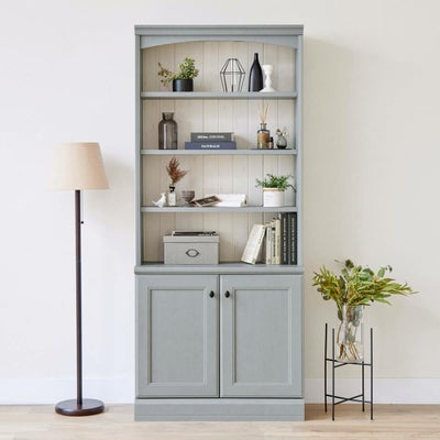 大きなフレームのような棚で雑貨のディスプレイを楽しんで