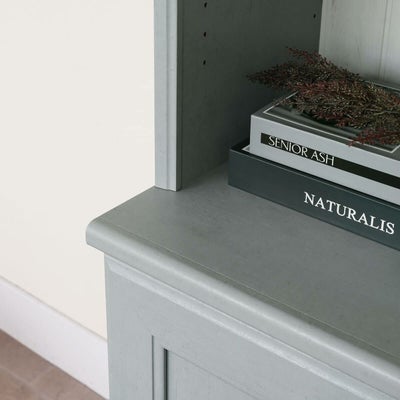 アンティーク雑貨が映えるグレー