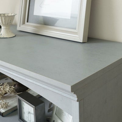 アンティーク雑貨が映えるグレー