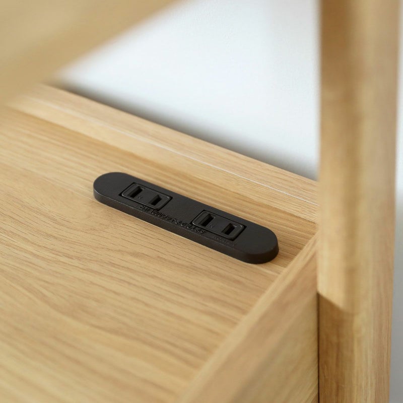 [2口コンセント付]スマホの充電器や照明などのベッド周りの電源に便利なコンセント付きです。