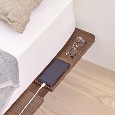 小物を置けるベッドサイドスペース