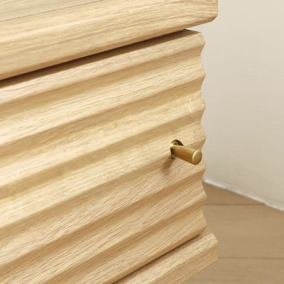 真鍮の取っ手がアクセント