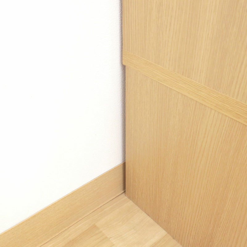 [背面の配線と巾木よけ]上部が背面に少し出ているので、背板と壁の間に隙間ができます。配線を通したり、巾木をよけたりできる構造です。