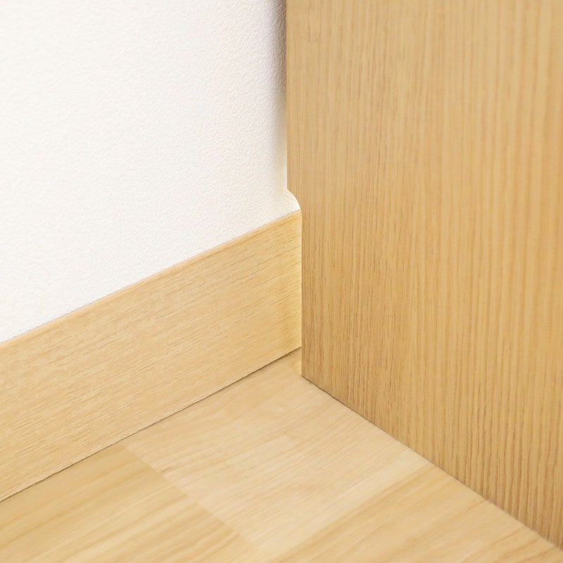[背面の配線と巾木よけ]巾木よけカット加工がしてあるので、側板と壁の間に隙間ができます。配線を通したり、巾木をよけたりできる構造です。