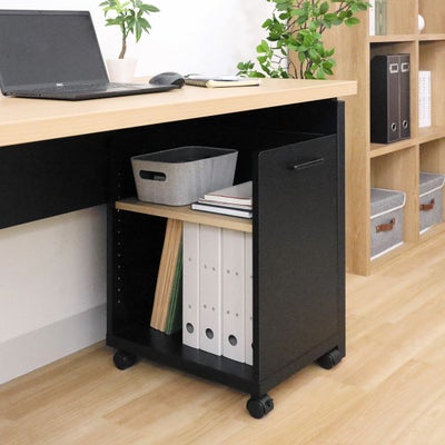 デスク下に収まるサイズ