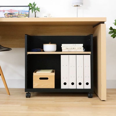 デスク下に収まるスリムな奥行