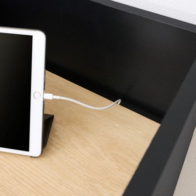 充電コードを通せる配線用隙間