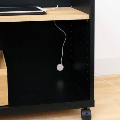 コードを後ろに通せる配線穴