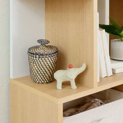 狭い方の棚は小さな物をディスプレイ