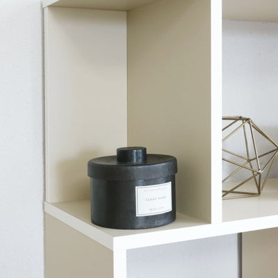 狭い方の棚は小さな物をディスプレイ