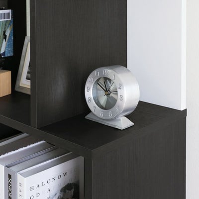 狭い方の棚は小さな物をディスプレイ