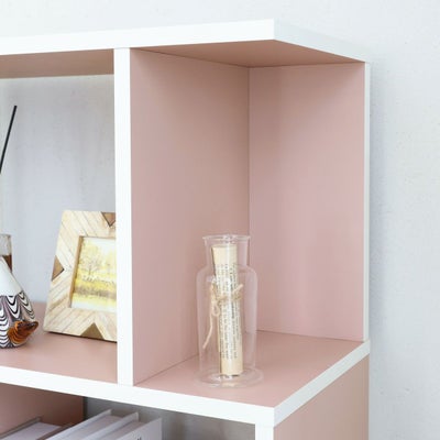 狭い方の棚は小さな物をディスプレイ