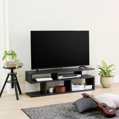 [暮らしに、“飾る”という楽しみを]S字が目を引く50V型対応のテレビ台。オープンデザインでディスプレイも楽しめます。
