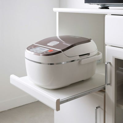 引き出して使えるスライド棚付き