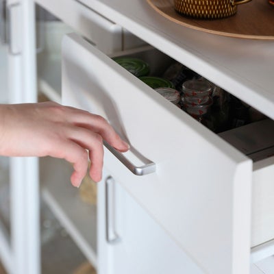 つかみやすい、シンプルな取っ手