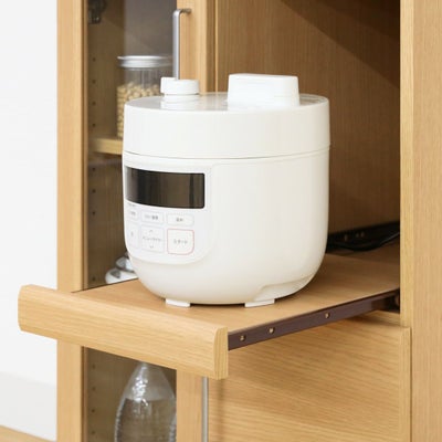 引き出して使えるスライド棚付き