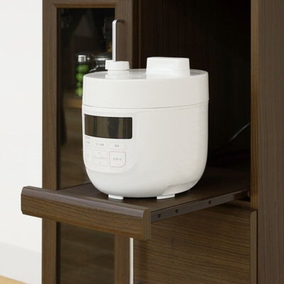 引き出して使えるスライド棚付き