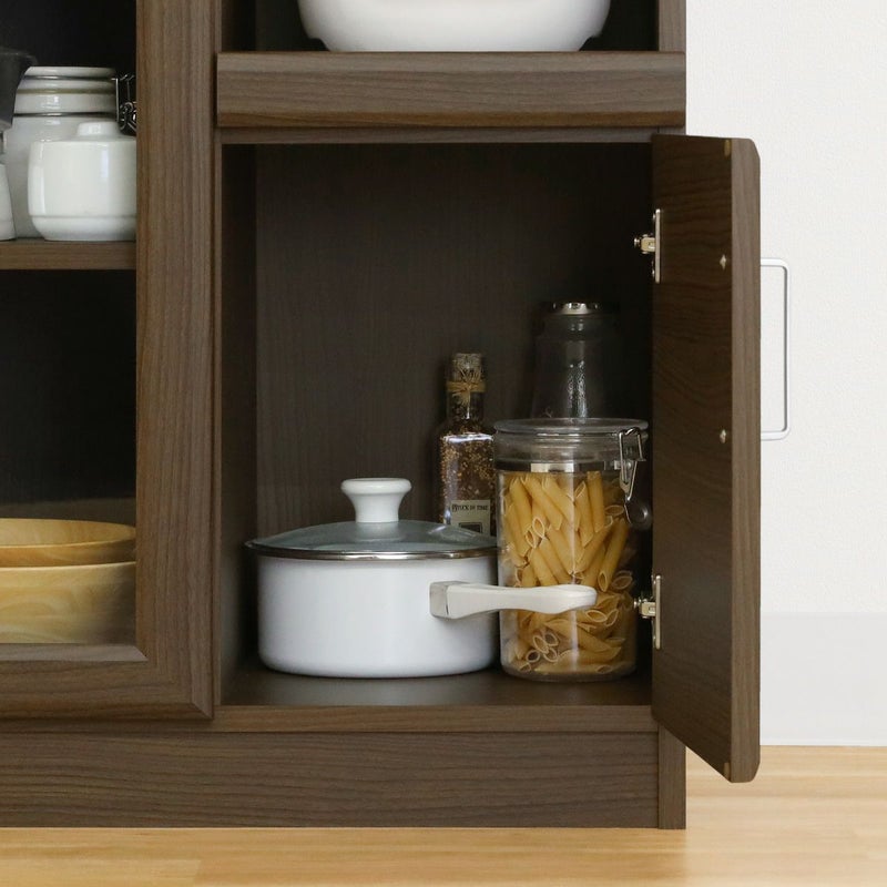 [木製扉で隠す収納]木製の扉は生活感が出やすい鍋やボウルなどのキッチン用品を隠して収納できます。
