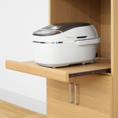 引き出して使えるスライド棚付き