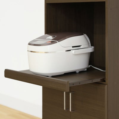 引き出して使えるスライド棚付き