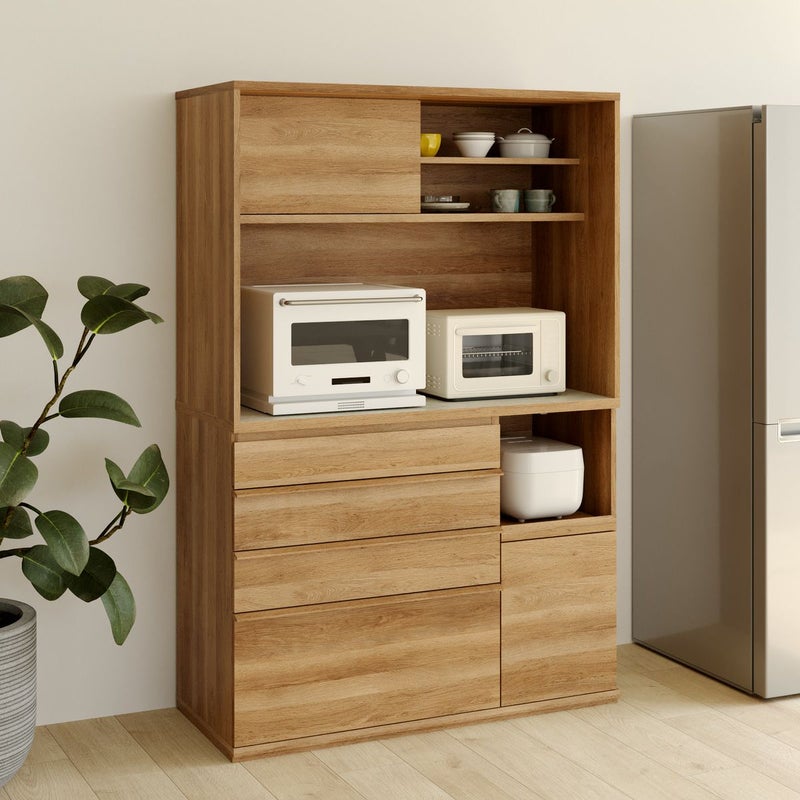 [暮らしを整える、私らしいキッチン]すっきりと快適なキッチンを実現するキッチンボード。見せる収納と大容量の4杯の引出で毎日の料理を効率的に楽しめます。