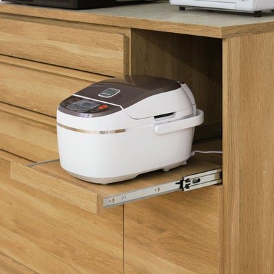 引き出して使えるスライド棚付き