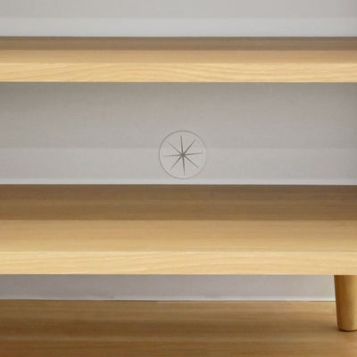 Wi-Fiルーターやゲーム機の収納ができる配線穴付き