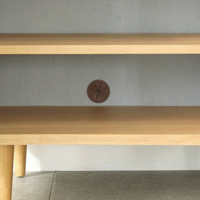 Wi-Fiルーターやゲーム機の収納ができる配線穴付き