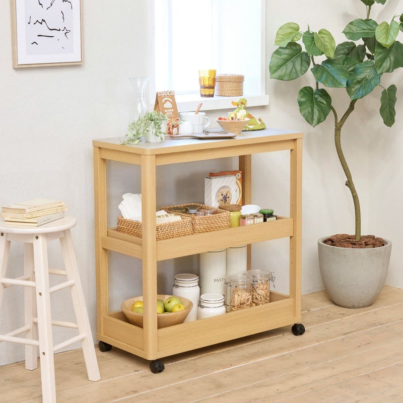 [“すっきり”広がる、晴れやかな暮らし]インテリアにやさしく馴染む木目調のキッチンワゴン。料理のサポート台や配膳台として活躍します。