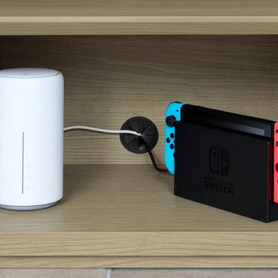 Wi-Fiルーターやゲーム機の収納ができる配線穴付き