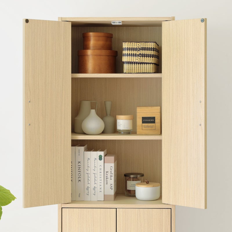 [ストック品やタオルなどの収納に]移動棚の内寸奥行は32.4cm。本やストック品、タオルなどの収納に便利です。