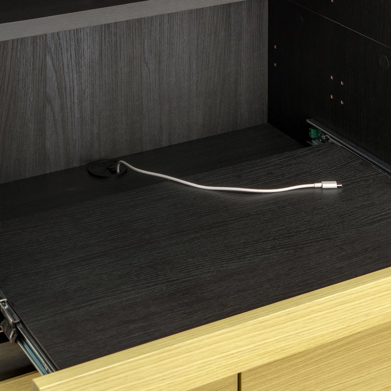 [PCのコードを隠せる配線穴]中棚には配線用の穴があり、PCの電源や充電ケーブルを通せます。気になるコード類を隠しながら、快適なワークスペースを作れます。