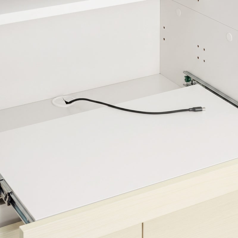 [PCのコードを隠せる配線穴]中棚には配線用の穴があり、PCの電源や充電ケーブルを通せます。気になるコード類を隠しながら、快適なワークスペースを作れます。