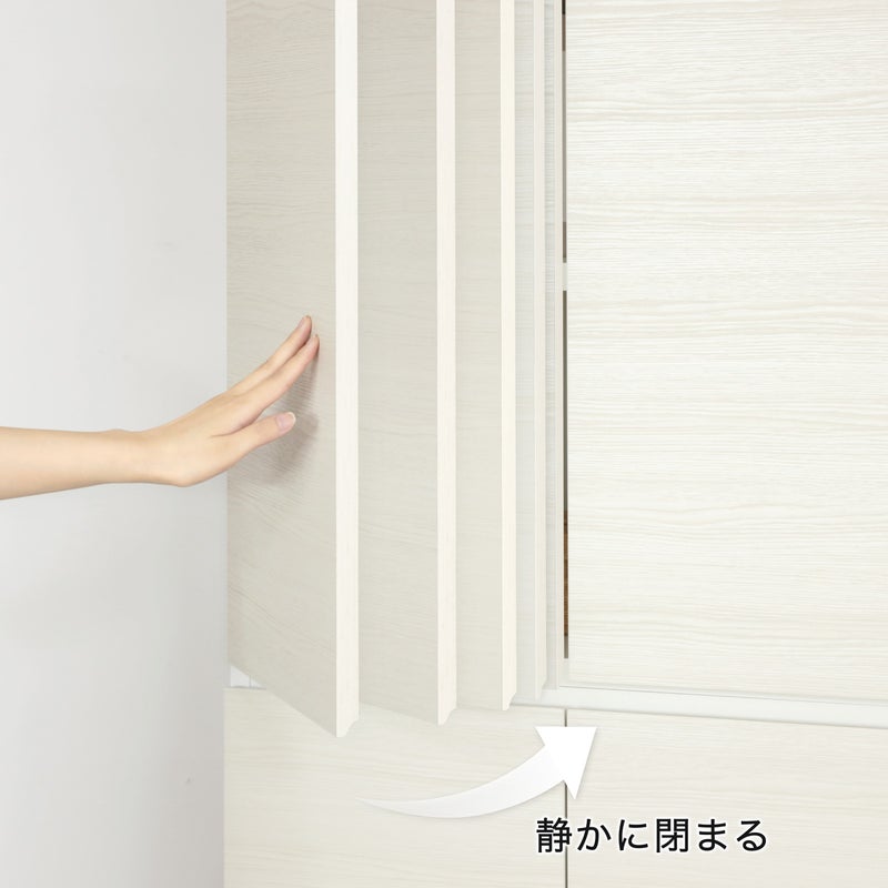 [ソフトクローズ扉]扉を閉める際、途中からブレーキがかかり、ゆっくりと静かに閉まる機能です。衝撃音を和らげ、指を挟む心配も軽減する安心設計です。※画像はP2L-1860DWH