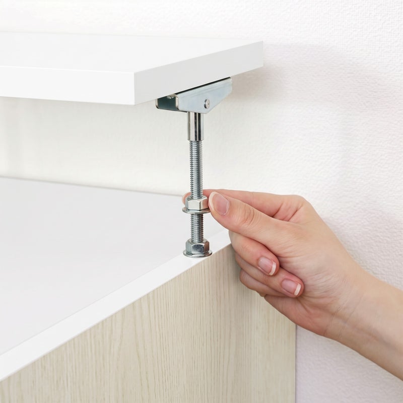 [突っ張りアジャスター]2つのナットを回すことで高さ調整ができます。調整後には付属の六角スパナを使用して、天井へしっかりと突っ張って固定させます。